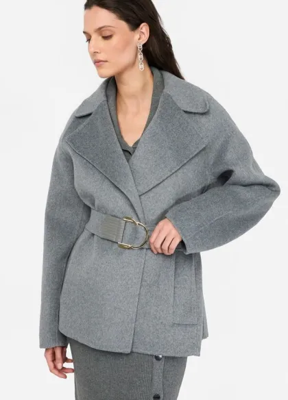 Liu Jo Cappotto in Lana con Cintura – Eleganza Invernale e Stile Femmi